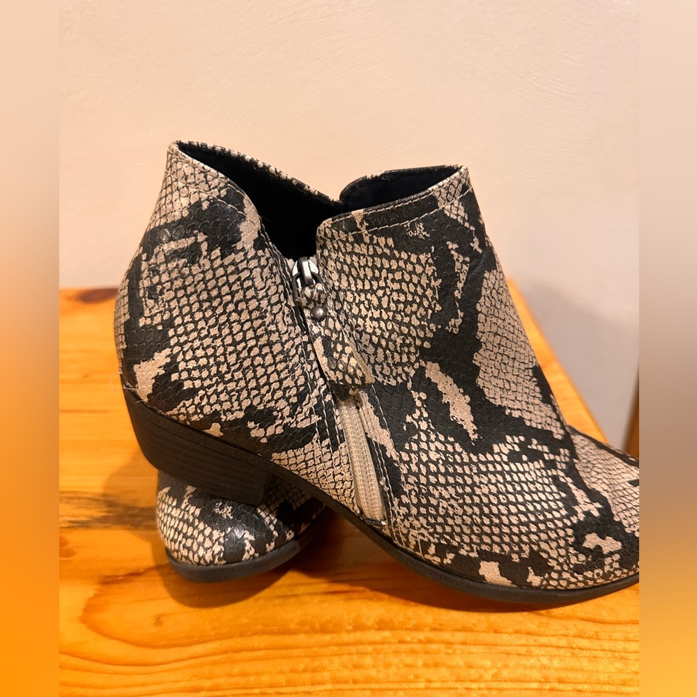 Arizona Snakeskin Ankle Boots Size 8.5 Western Chic